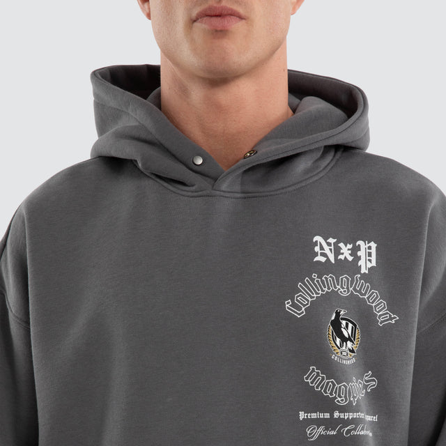 Model wears Collingwood Magpies AFL Tag Box Fit Hoodie Charcoal Hoodies in Grey - Image 3