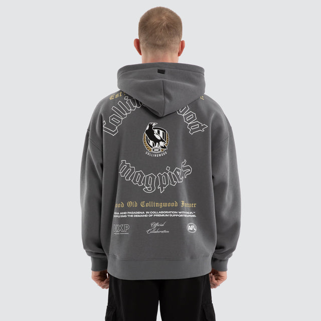Model wears Collingwood Magpies AFL Tag Box Fit Hoodie Charcoal Hoodies in Grey - Image 2