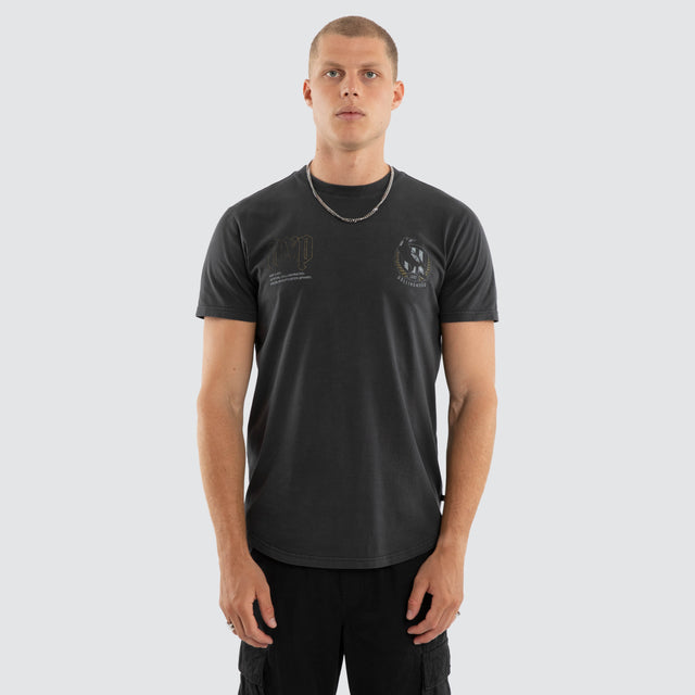 Model wears Collingwood Magpies AFL Active Vintage Tee Pigment Grey T-Shirts in Grey - Image 2