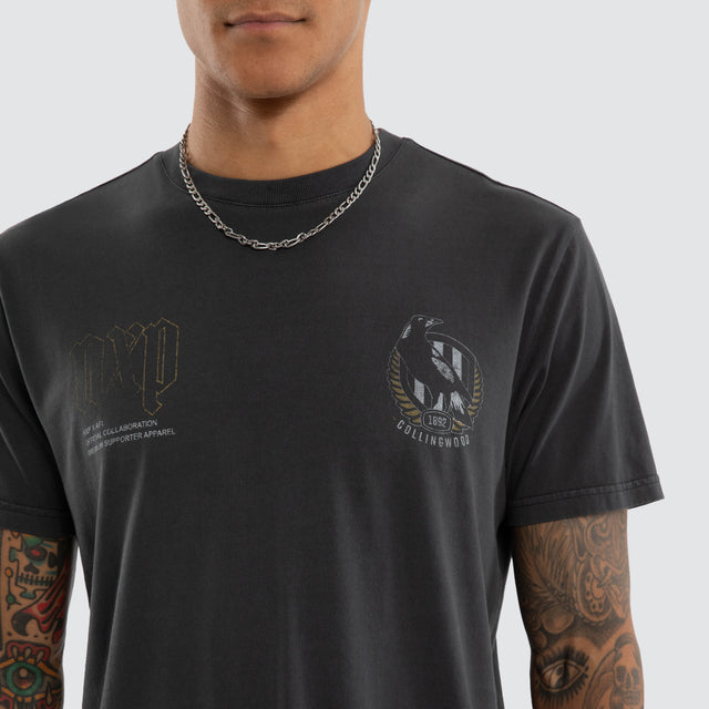Model wears Collingwood Magpies AFL Active Vintage Tee Pigment Grey T-Shirts in Grey - Image 3
