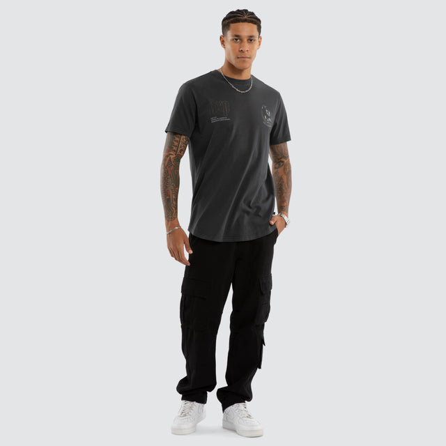 Model wears Collingwood Magpies AFL Active Vintage Tee Pigment Grey T-Shirts in Grey - Image 5