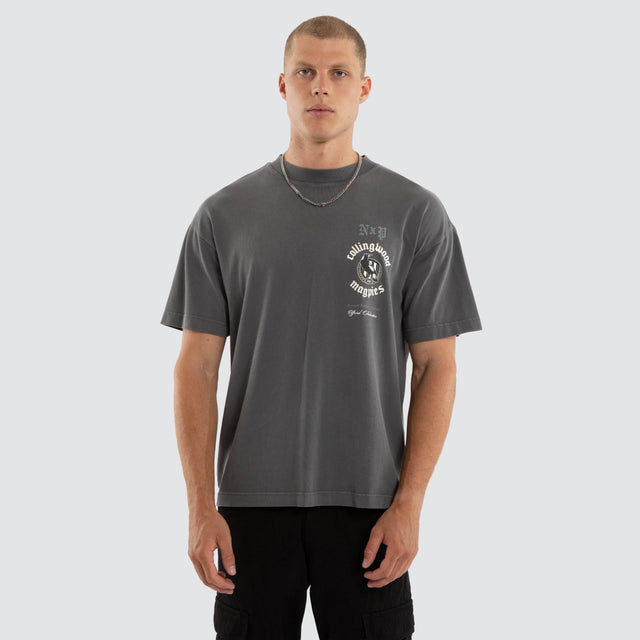 Model wears Collingwood Magpies AFL Off-Season Tee Pigment Grey T-Shirts in Grey - Image 4