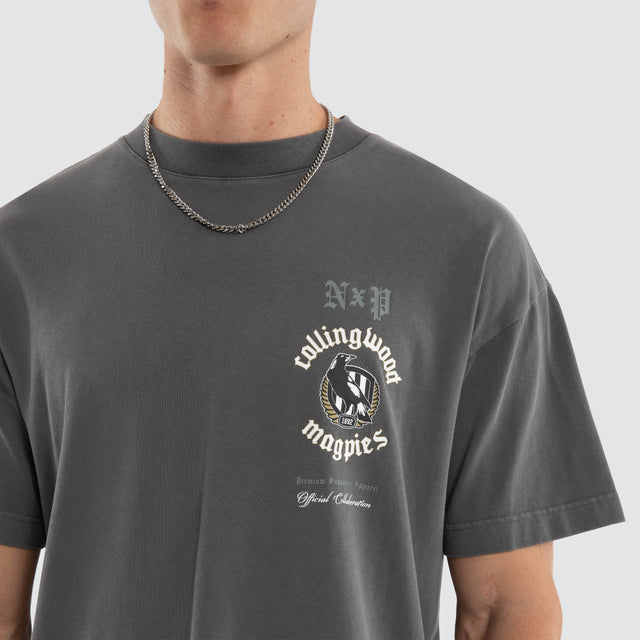 Model wears Collingwood Magpies AFL Off-Season Tee Pigment Grey T-Shirts in Grey - Image 2