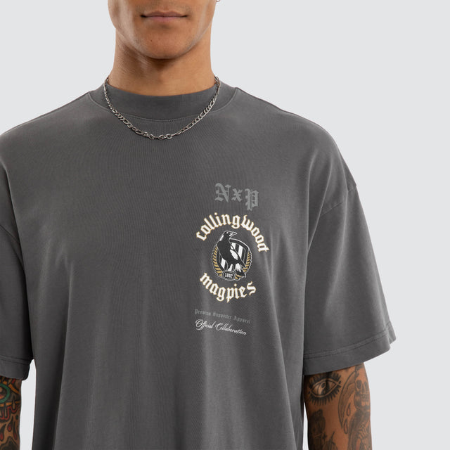 Model wears Collingwood Magpies AFL Off-Season Tee Pigment Grey T-Shirts in Grey - Image 3
