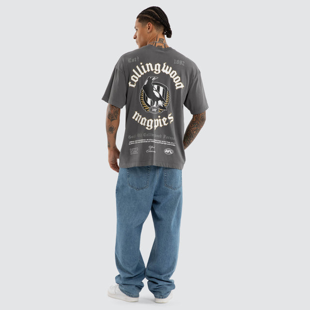 Model wears Collingwood Magpies AFL Off-Season Tee Pigment Grey T-Shirts in Grey - Image 4