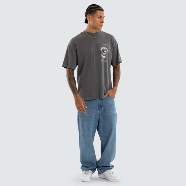 Model wears Collingwood Magpies AFL Off-Season Tee Pigment Grey T-Shirts in Grey - Image 5