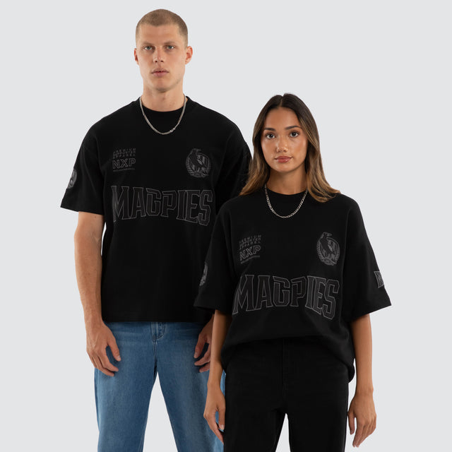 Model wears Collingwood Magpies AFL Perform Loopback Tee Jet Black T-Shirts in Black - Image 1