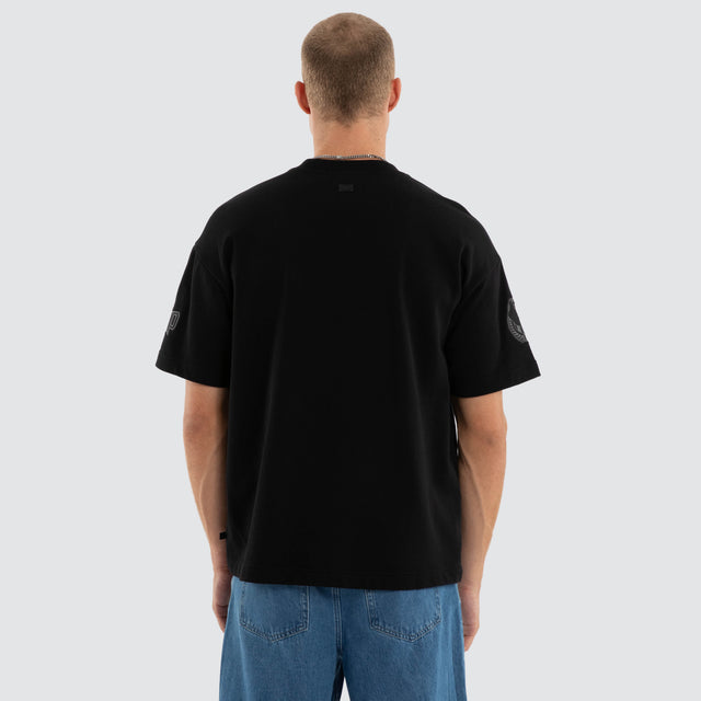 Model wears Collingwood Magpies AFL Perform Loopback Tee Jet Black T-Shirts in Black - Image 4