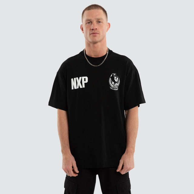 Model wears Collingwood Magpies AFL Archive Raptor Tee Jet Black T-Shirts in Black - Image 2