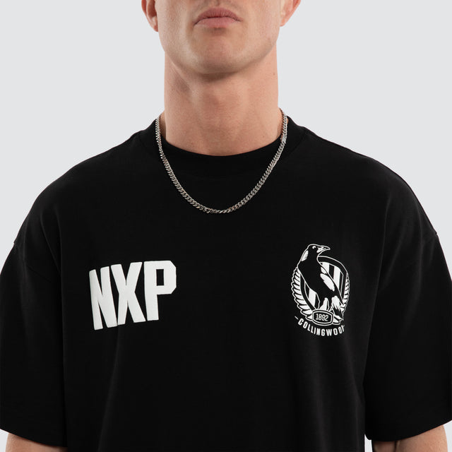 Model wears Collingwood Magpies AFL Archive Raptor Tee Jet Black T-Shirts in Black - Image 4