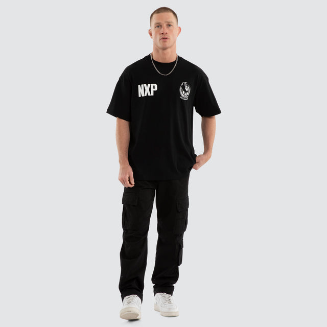 Model wears Collingwood Magpies AFL Archive Raptor Tee Jet Black T-Shirts in Black - Image 7