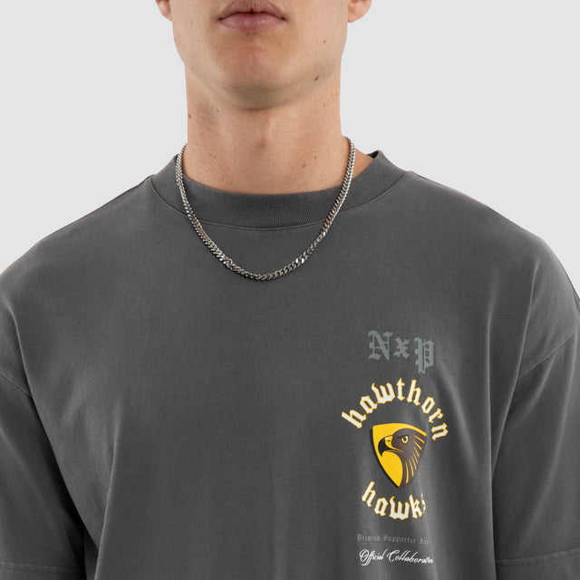 Model wears Hawthorn Hawks AFL Off-Season Tee Pigment Grey T-Shirts in Grey - Image 2