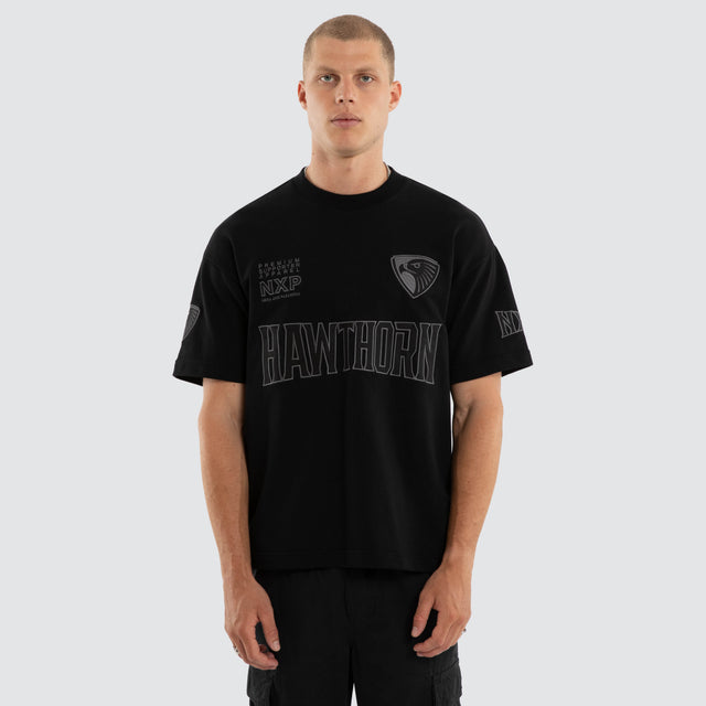 Model wears Hawthorn Hawks AFL Perform Loopback Tee Jet Black T-Shirts in Black - Image 4