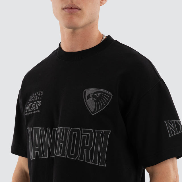 Model wears Hawthorn Hawks AFL Perform Loopback Tee Jet Black T-Shirts in Black - Image 2