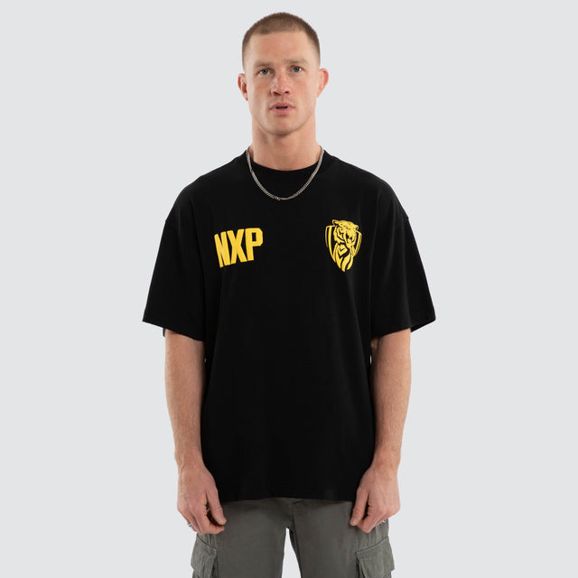 Model wears Richmond Tigers AFL Archive Raptor Tee Jet Black T-Shirts in Black - Image 2