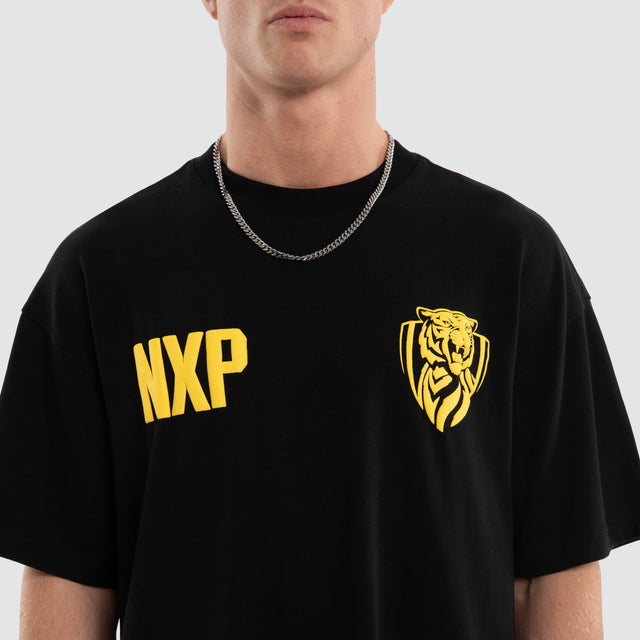Model wears Richmond Tigers AFL Archive Raptor Tee Jet Black T-Shirts in Black - Image 4