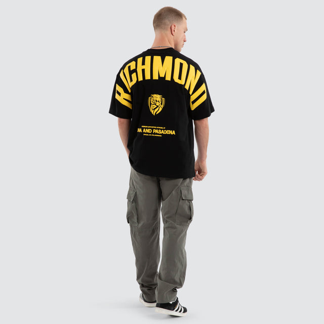 Model wears Richmond Tigers AFL Archive Raptor Tee Jet Black T-Shirts in Black - Image 6