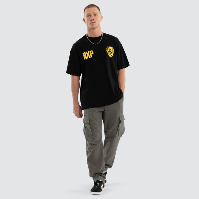 Model wears Richmond Tigers AFL Archive Raptor Tee Jet Black T-Shirts in Black - Image 7