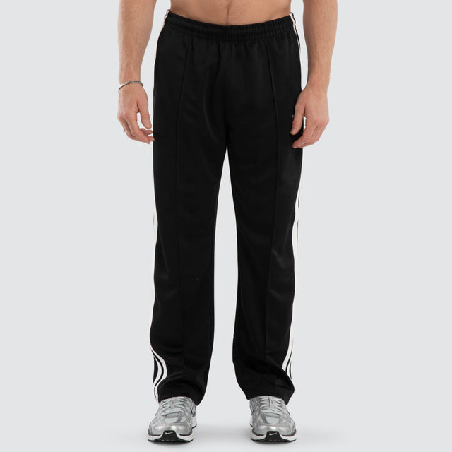 Model wears Turbo Sport Pant Jet Black  Pants in Black - Image 4