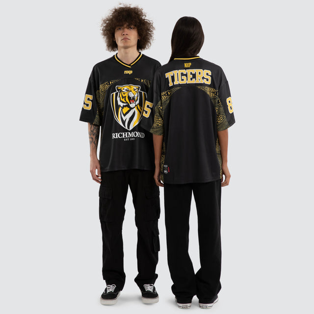 Model wears Ben Davis Richmond Tigers AFL Mesh Jersey Tigers Black Jerseys in Black - Image 4