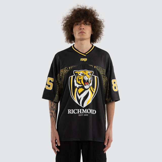Model wears Ben Davis Richmond Tigers AFL Mesh Jersey Tigers Black Jerseys in Black - Image 2
