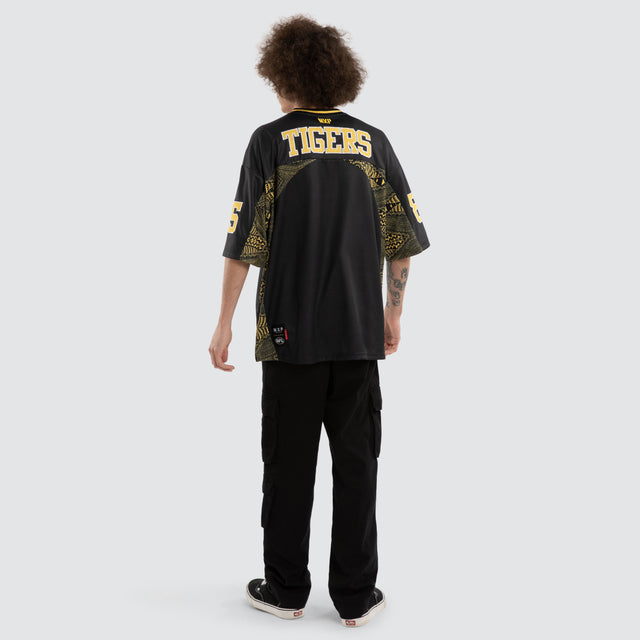 Model wears Ben Davis Richmond Tigers AFL Mesh Jersey Tigers Black Jerseys in Black - Image 7
