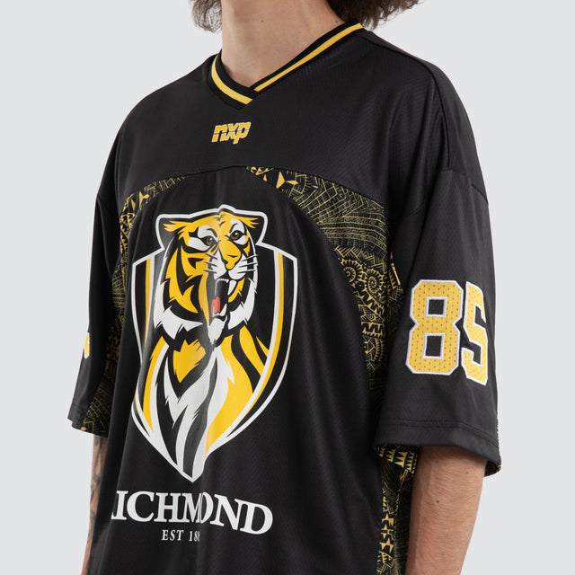 Model wears Ben Davis Richmond Tigers AFL Mesh Jersey Tigers Black Jerseys in Black - Image 5