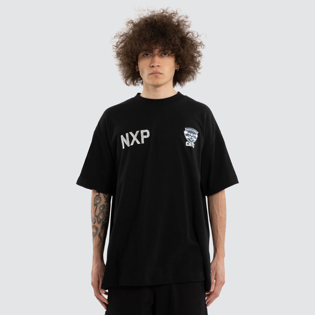 Model wears Ben Davis Geelong Cats AFL Raptor Tee Jet Black T-Shirts in Black - Image 2