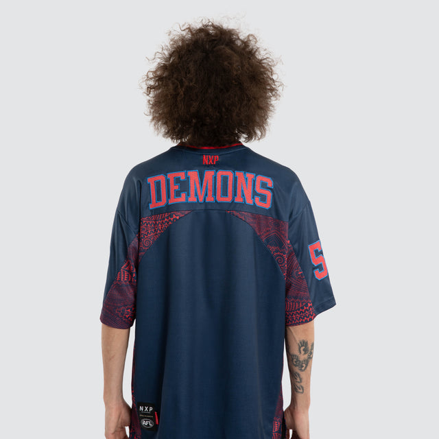 Model wears Ben Davis Melbourne Demons AFL Mesh Jersey Dees Navy Jerseys in Blue - Image 3