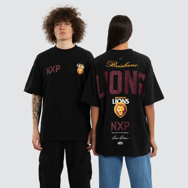 Model wears Ben Davis Brisbane Lions AFL Raptor Tee Jet Black T-Shirts in Black - Image 1