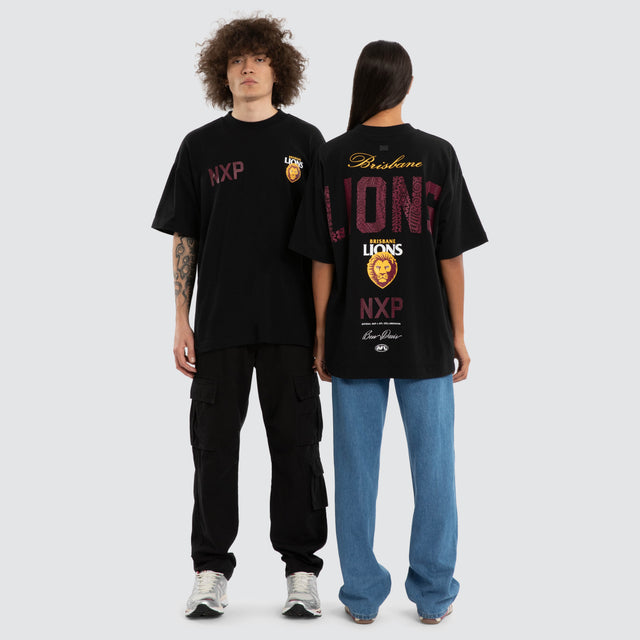 Model wears Ben Davis Brisbane Lions AFL Raptor Tee Jet Black T-Shirts in Black - Image 4