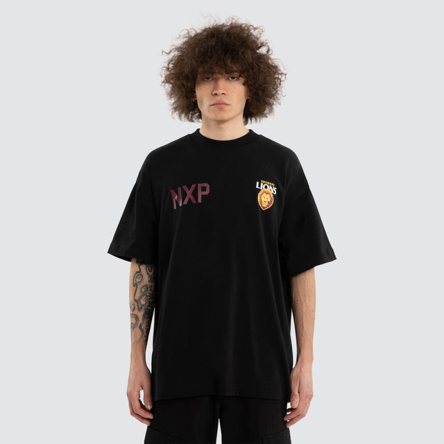 Model wears Ben Davis Brisbane Lions AFL Raptor Tee Jet Black T-Shirts in Black - Image 2