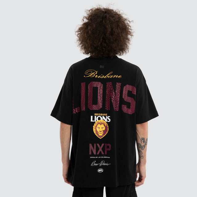Model wears Ben Davis Brisbane Lions AFL Raptor Tee Jet Black T-Shirts in Black - Image 5