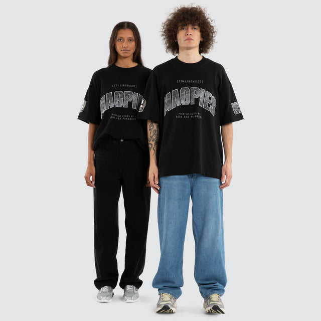 Model wears Ben Davis Collingwood Magpies AFL Loopback Raptor Jet Black T-Shirts in Black - Image 4