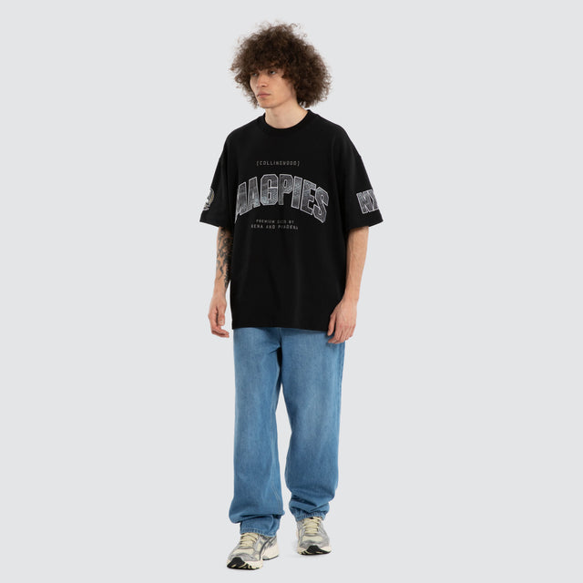 Model wears Ben Davis Collingwood Magpies AFL Loopback Raptor Jet Black T-Shirts in Black - Image 5