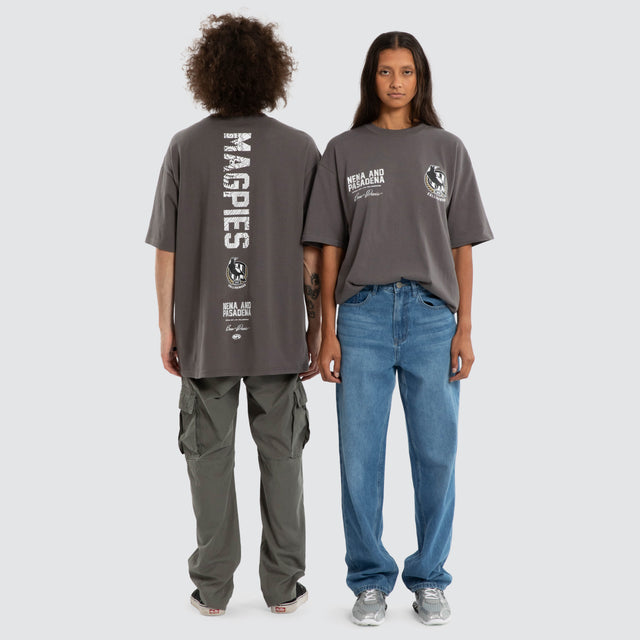 Model wears Ben Davis Collingwood Magpies AFL Box Fit Tee Grey T-Shirts in Grey - Image 3