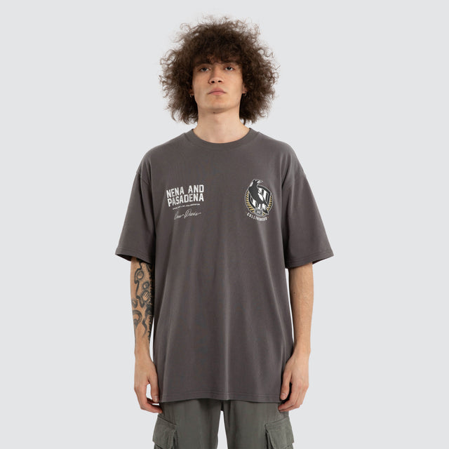 Model wears Ben Davis Collingwood Magpies AFL Box Fit Tee Grey T-Shirts in Grey - Image 4