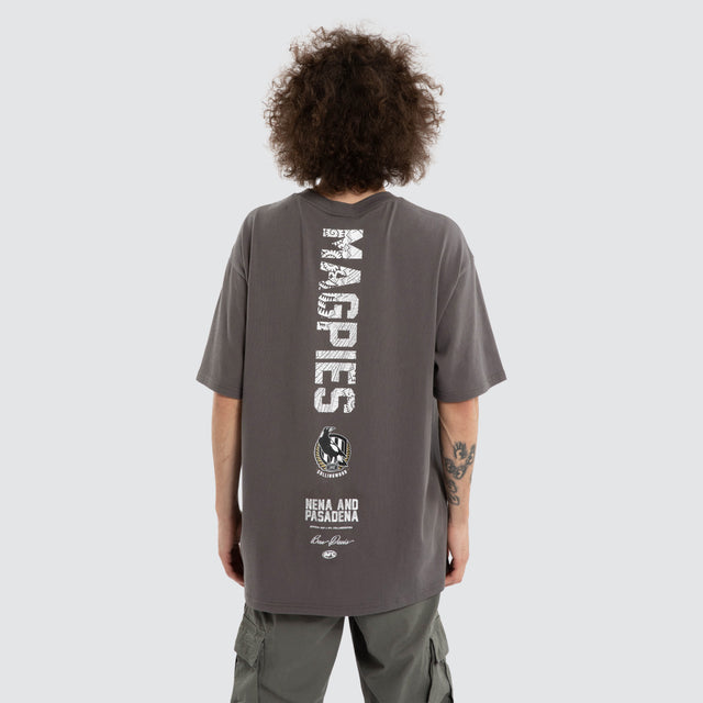 Model wears Ben Davis Collingwood Magpies AFL Box Fit Tee Grey T-Shirts in Grey - Image 2
