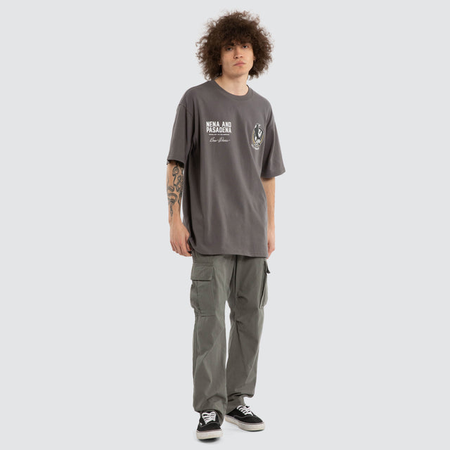Model wears Ben Davis Collingwood Magpies AFL Box Fit Tee Grey T-Shirts in Grey - Image 6
