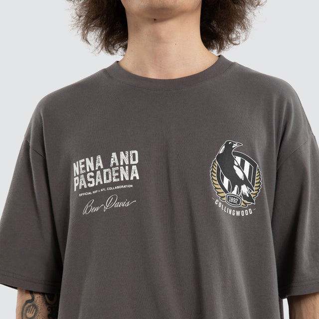 Model wears Ben Davis Collingwood Magpies AFL Box Fit Tee Grey T-Shirts in Grey - Image 7