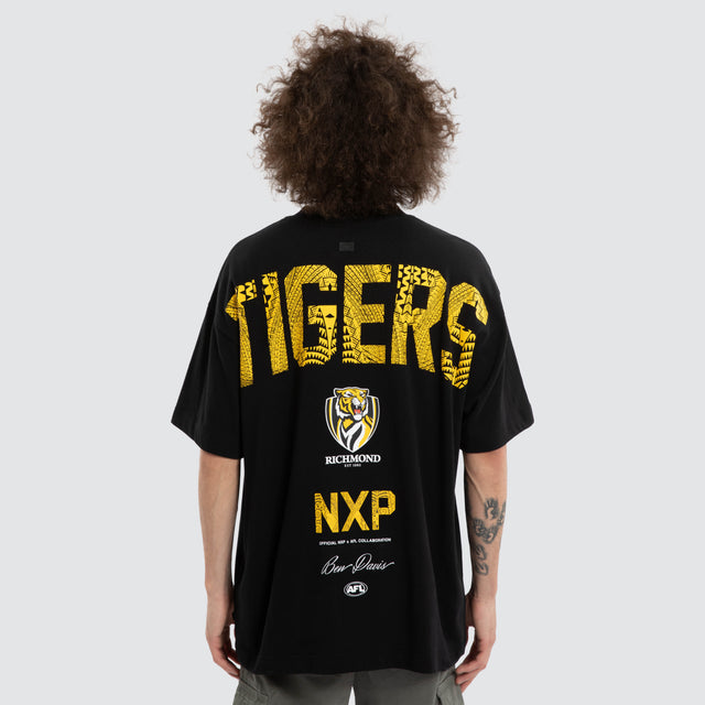Model wears Ben Davis Richmond Tigers AFL Raptor Tee Jet Black T-Shirts in Black - Image 3
