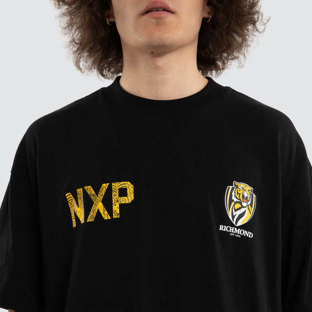 Model wears Ben Davis Richmond Tigers AFL Raptor Tee Jet Black T-Shirts in Black - Image 5