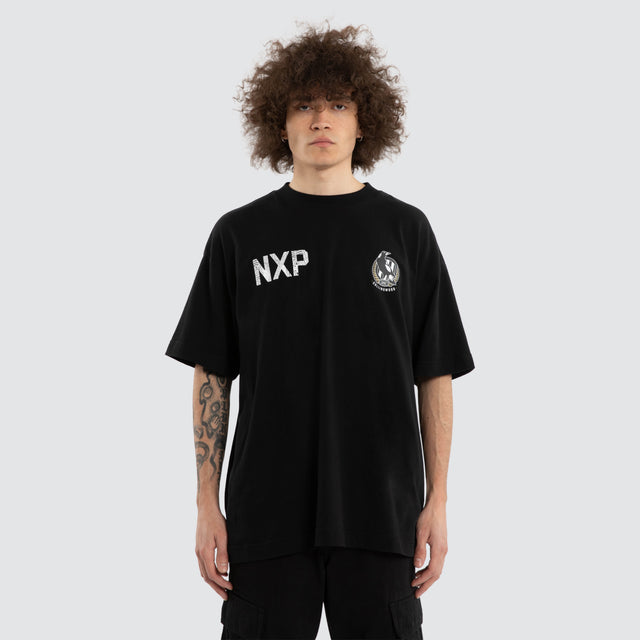 Model wears Ben Davis Collingwood Magpies AFL Raptor Tee Jet Black T-Shirts in Black - Image 2