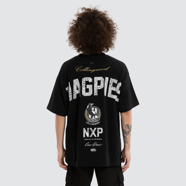 Model wears Ben Davis Collingwood Magpies AFL Raptor Tee Jet Black T-Shirts in Black - Image 3