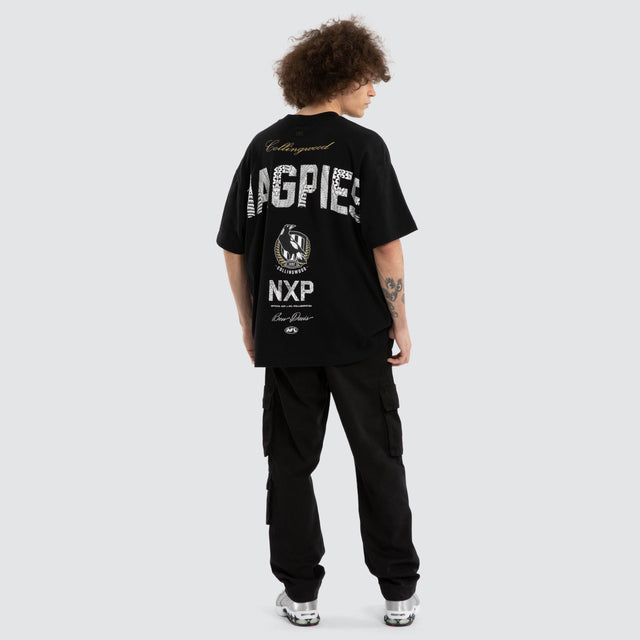 Model wears Ben Davis Collingwood Magpies AFL Raptor Tee Jet Black T-Shirts in Black - Image 6