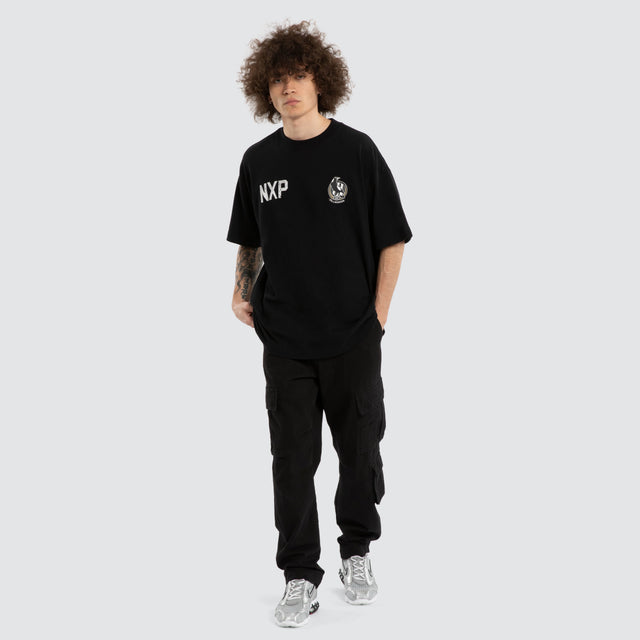 Model wears Ben Davis Collingwood Magpies AFL Raptor Tee Jet Black T-Shirts in Black - Image 5