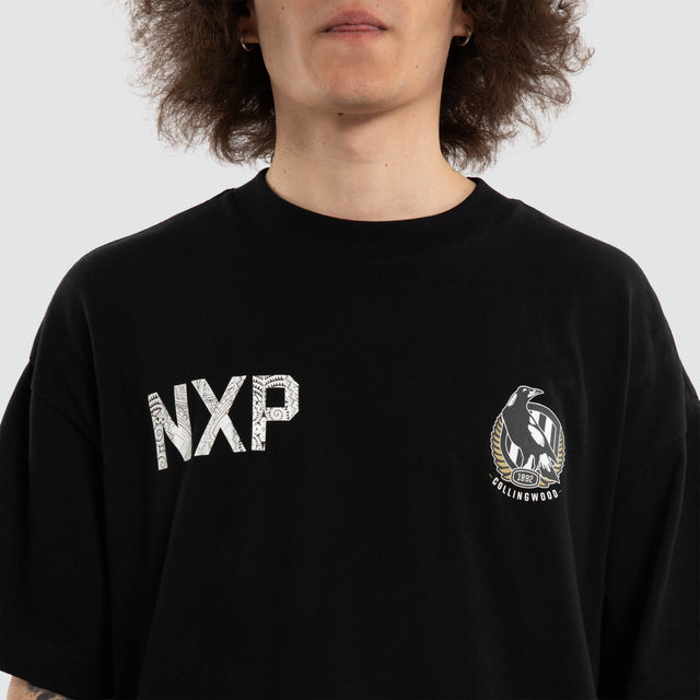 Model wears Ben Davis Collingwood Magpies AFL Raptor Tee Jet Black T-Shirts in Black - Image 7