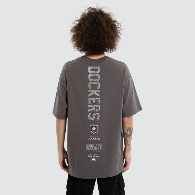 Model wears Ben Davis Fremantle Dockers AFL Box Fit Tee Grey T-Shirts in Grey - Image 3
