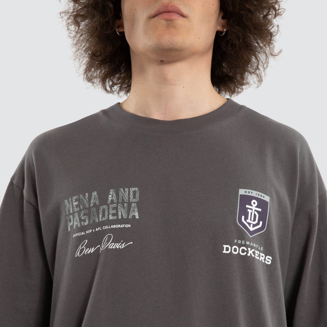 Model wears Ben Davis Fremantle Dockers AFL Box Fit Tee Grey T-Shirts in Grey - Image 7