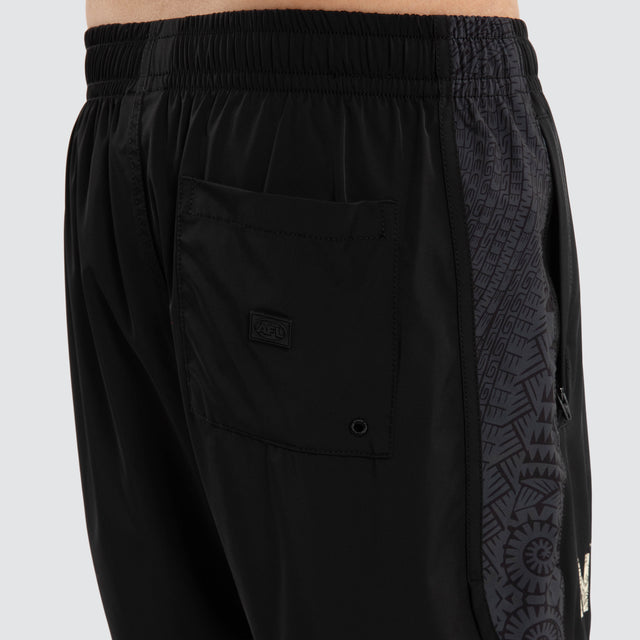 Model wears Ben Davis Collingwood Magpies AFL Sport Short Jet Black Shorts in Black - Image 7